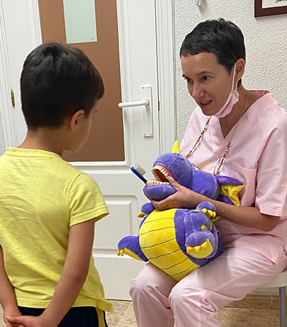 La dra. Moal explicando las técnicas de cepillado a un niño